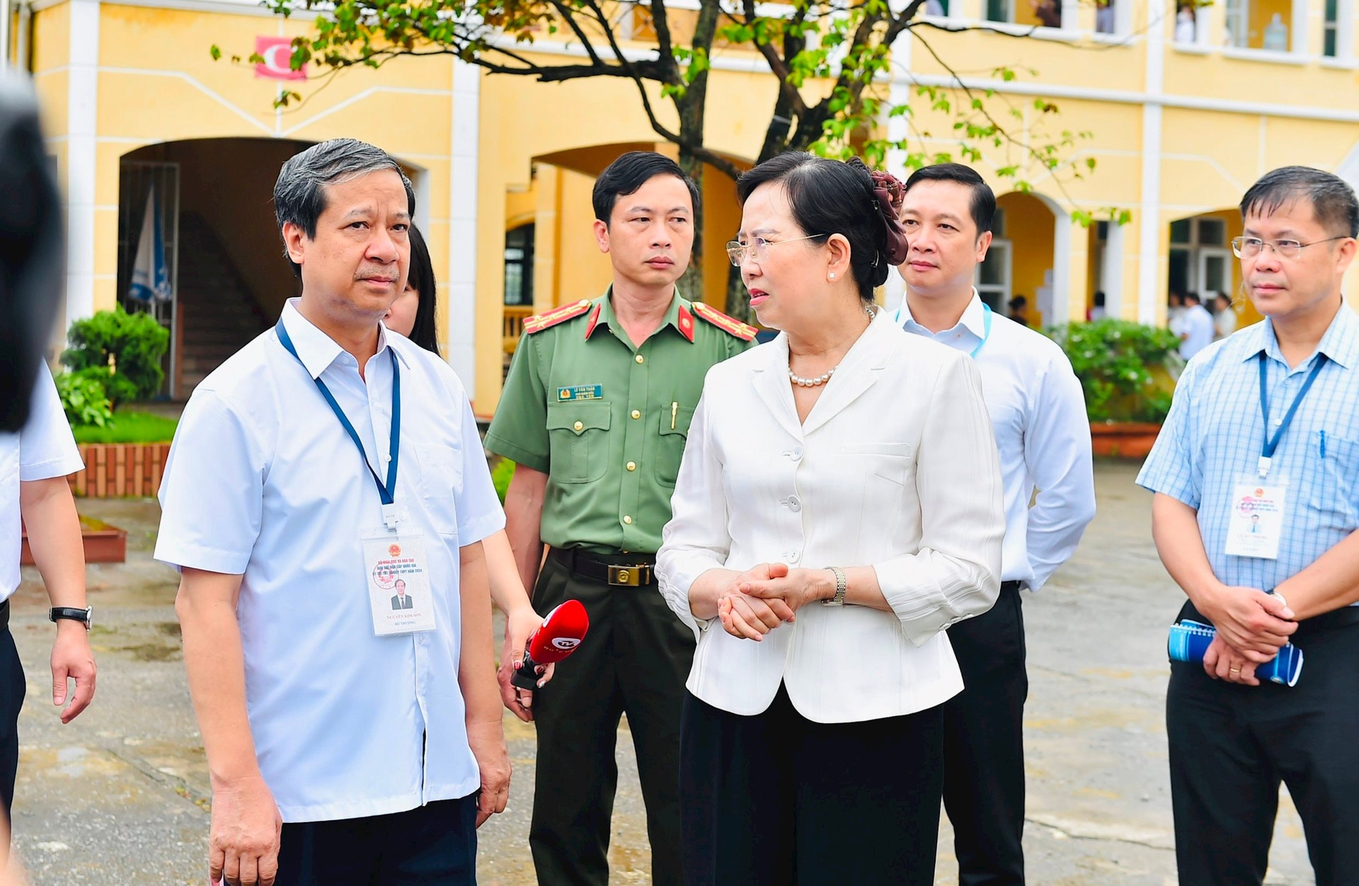 bi-thu-tinh-uy-ha-nam-le-thi-thuy-trao-doi-voi-bo-truong-nguyen-kim-son-ve-cong-tac-chuan-bi-cho-ky-thi-tot-nghiep-thpt-nam-2024-cua-dia-phuong.jpg