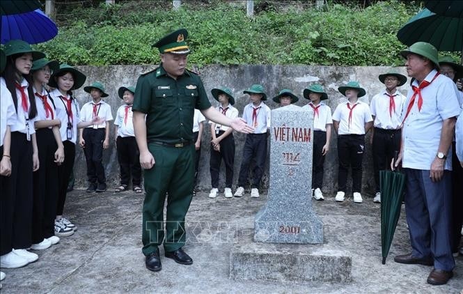 Bồi đắp tình yêu Tổ quốc cho thế hệ trẻ qua "Tiết học biên cương"