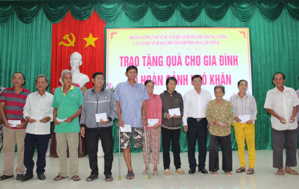 cac co quan bao chi tang qua cho gia dinh co hoan canh kho khan tinh long an hinh 1