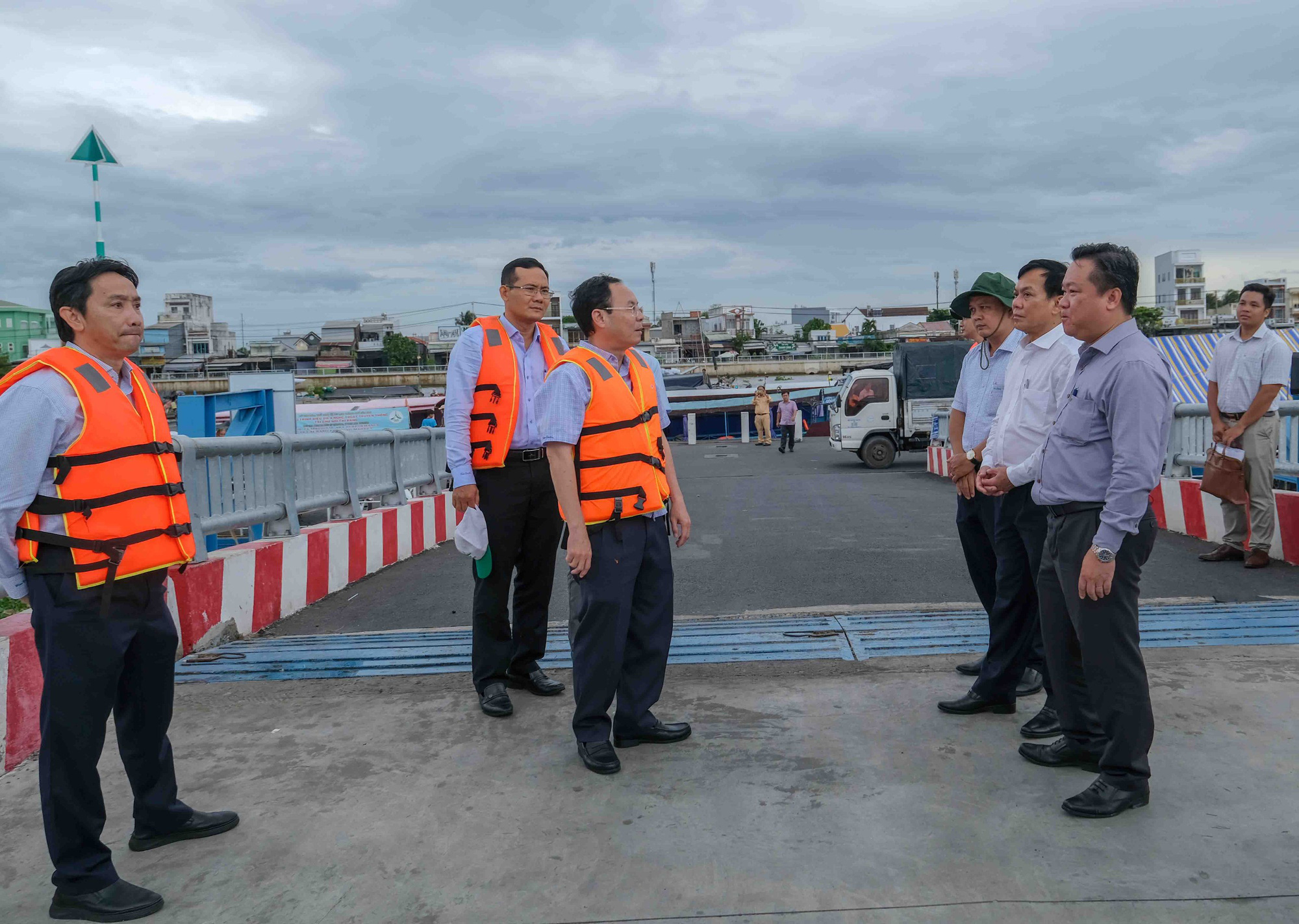 Ông Nguyễn Văn Hiếu - bí thư Thành ủy Cần Thơ - đi khảo sát các tuyến sẽ khai thác buýt sông - Ảnh: T.L