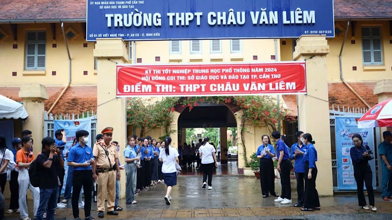 Cần Thơ: Nhiều hoạt động hỗ trợ, tiếp sức thí sinh trong ngày thi đầu tiên ảnh 1