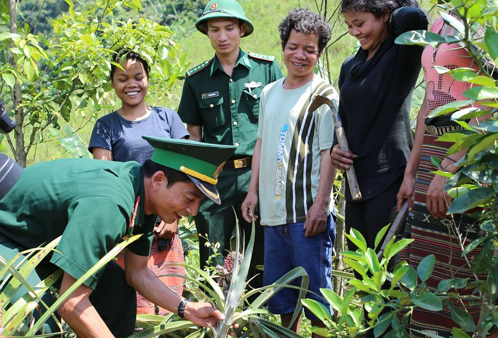 Biên cương hữu nghị: Chăm lo đời sống người dân biên giới Lào- Ảnh 1.