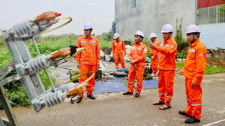 Chung tay sử dụng điện tiết kiệm, ổn định, an toàn trong mùa nắng nóng ảnh 1