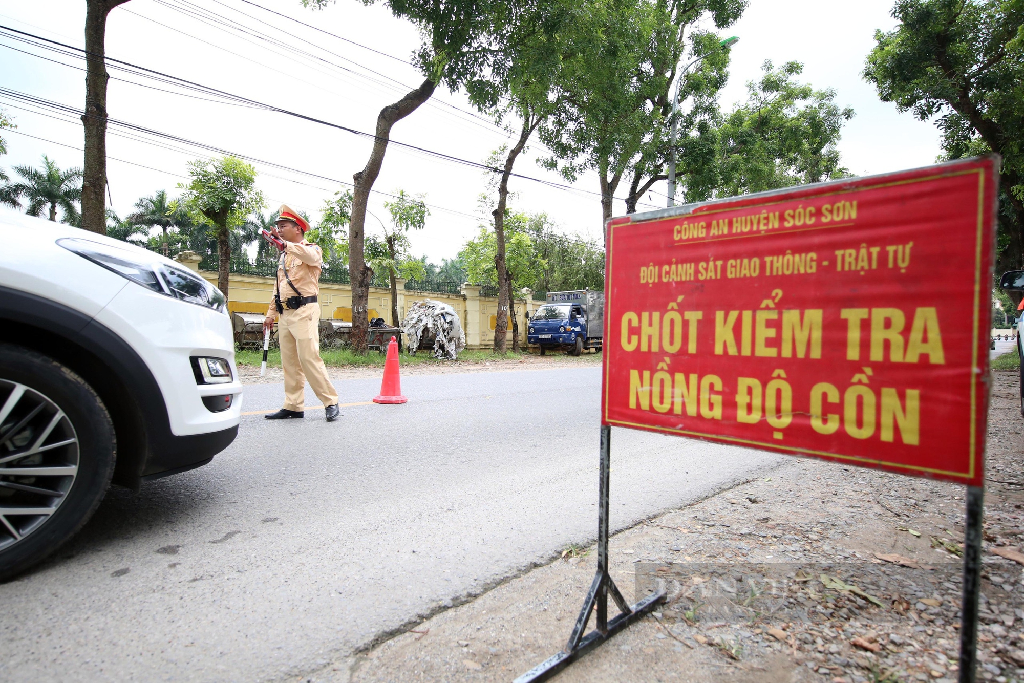 ប៉ូលីសបានផាកពិន័យជាច្រើនករណីនៃការរំលោភបំពានការប្រមូលផ្តុំជាតិអាល់កុលនៅជាយក្រុងហាណូយ - រូបថត ១. Công an xử phạt nhiều trường hợp vi phạm nồng độ cồn ở ngoại thành Hà Nội- Ảnh 1.