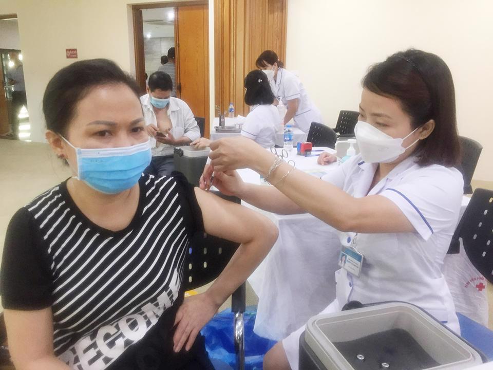 Nhân viên y tế tiêm vaccine phòng Covid-19 cho người dân.