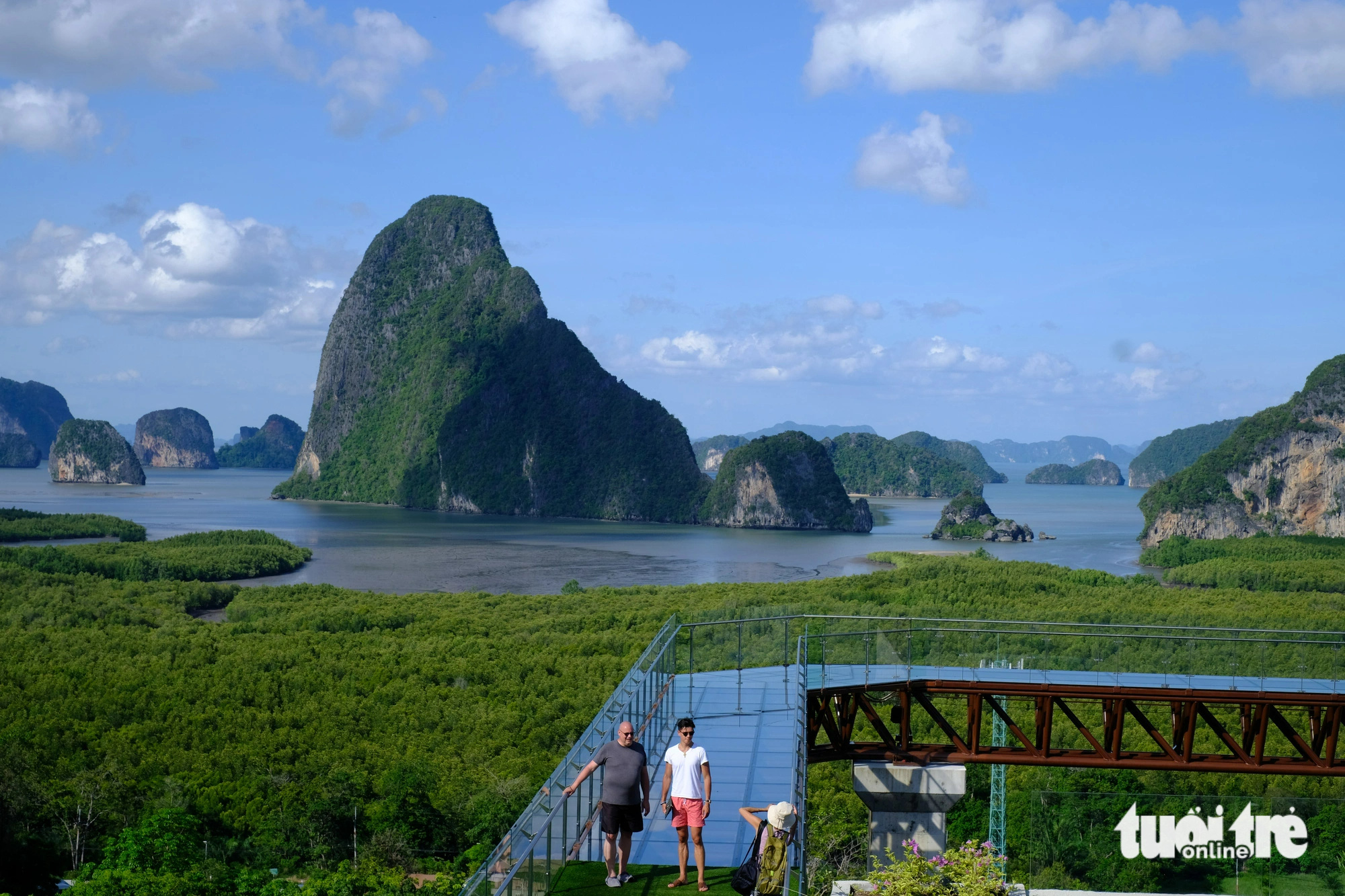 Khách du lịch tham quan cầu kính Nangshi tại Phang-Nga (Thái Lan) - Ảnh: VŨ THỦY