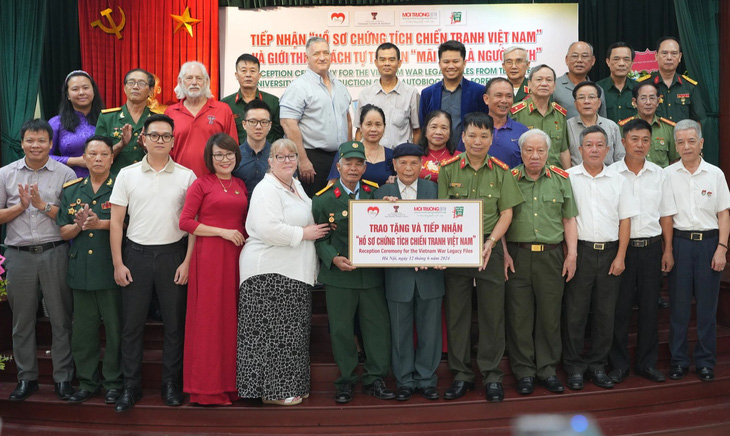 Hàng đầu, từ trái qua: người thứ 2 là thương binh Nguyễn Tiến Đồng, người thứ 6 là thương binh Đỗ Xuân Thuyên nhận lại kỷ vật chiến trường từ những người Mỹ - Ảnh: BTC