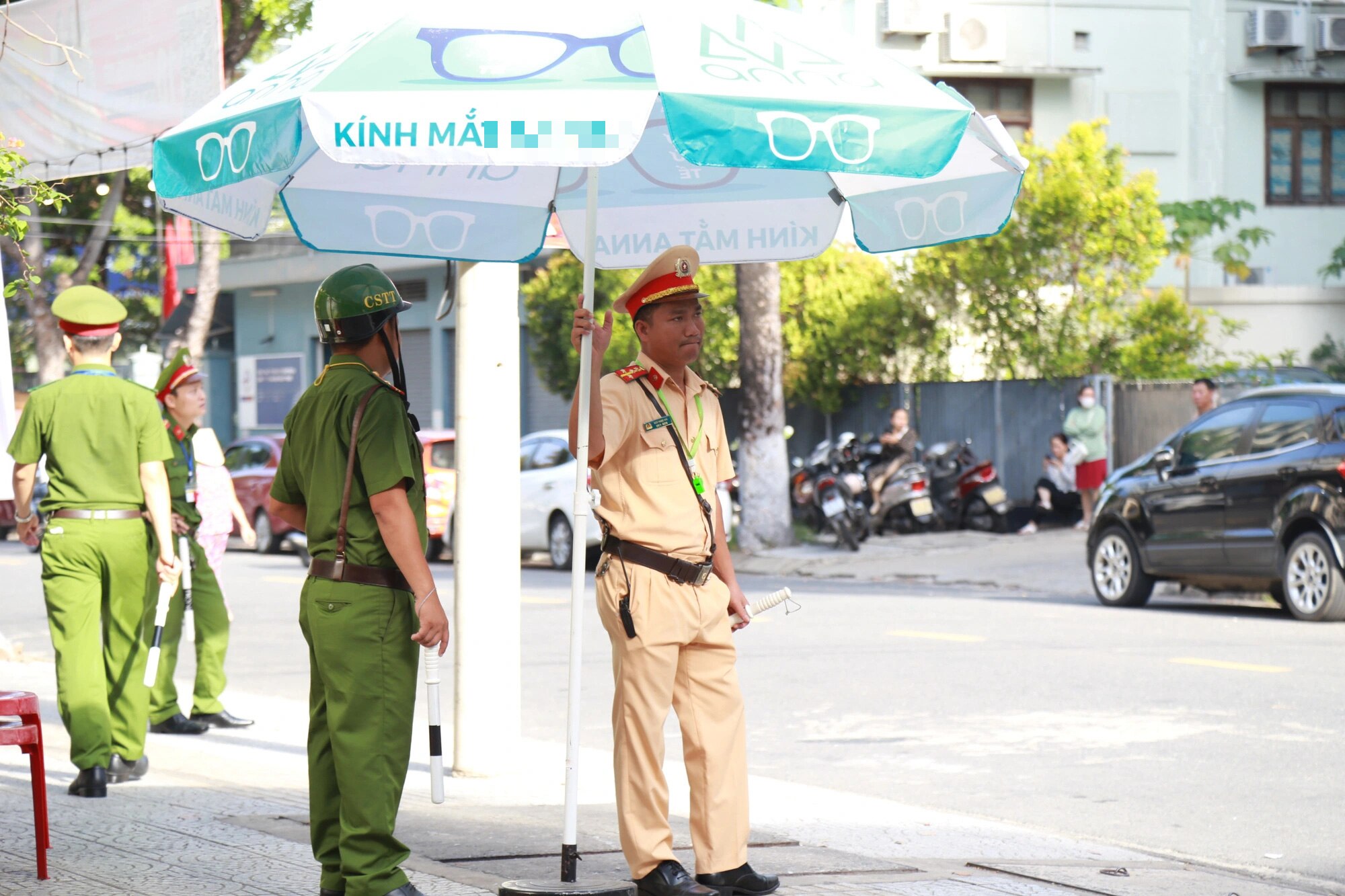 Lực lượng chức năng điều tiết giao thông và đảm bảo an ninh trước điểm thi - Ảnh: ĐOÀN NHẠN