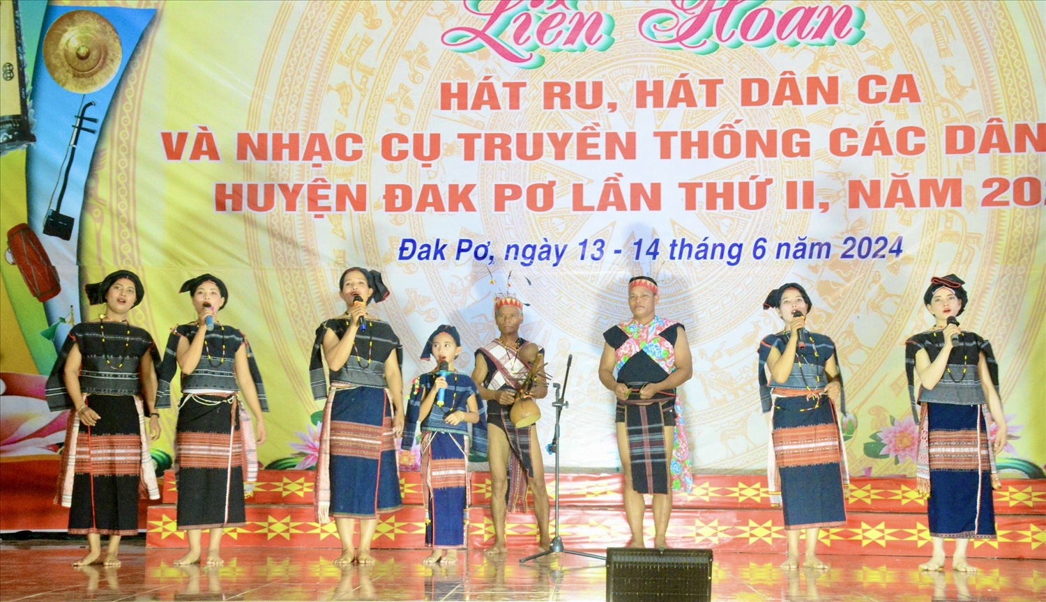 Các nghệ nhân trình diễn hát dân ca Ba Na tại Liên hoan