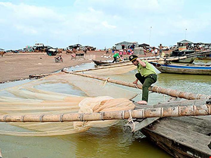 Ngành chức năng tỉnh Đồng Nai không cho đánh bắt thủy sản kiểu tận diệt ở một cái hồ nước ngọt nổi tiếng- Ảnh 1.