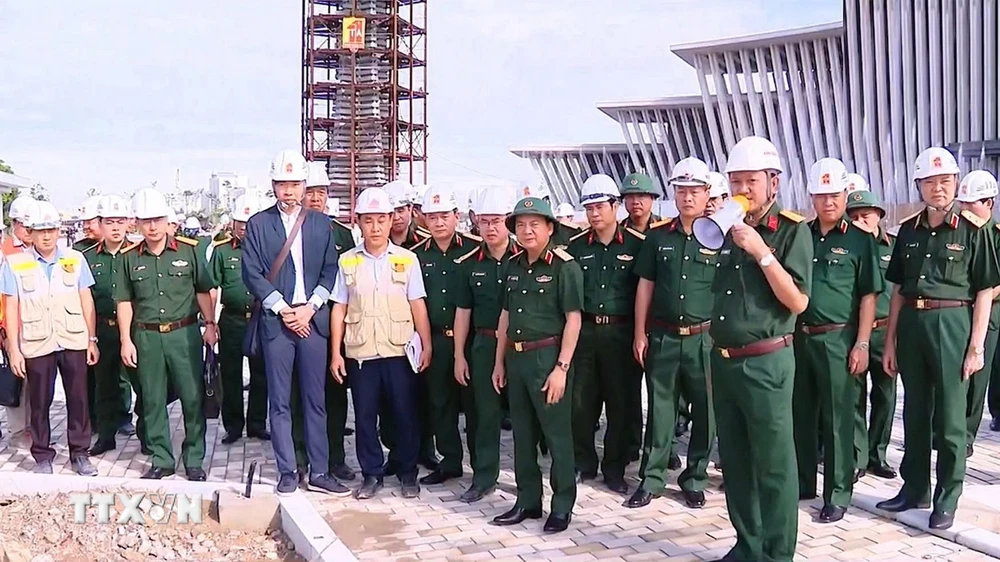 Thượng tướng Trịnh Văn Quyết kiểm tra các hạng mục đang được hoàn thiện của Bảo tàng Lịch sử Quân sự Việt Nam. (Ảnh: Hồng Pha/TTXVN phát)