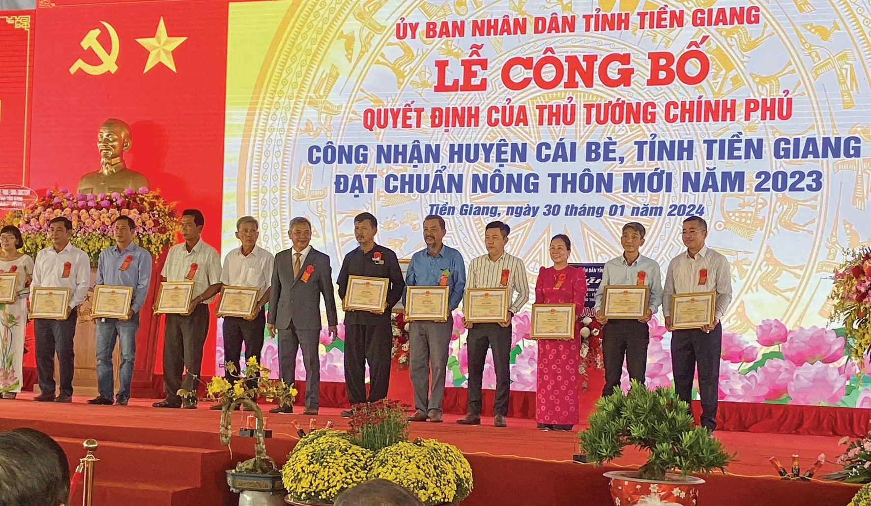 Ông Nguyễn Văn Nha, Chủ tịch UBND huyện Cái Bè  tặng bằng khen cho các đơn vị, doanh nghiệp đóng góp tích cực xây dựng huyện nông thôn mới Cái Bè