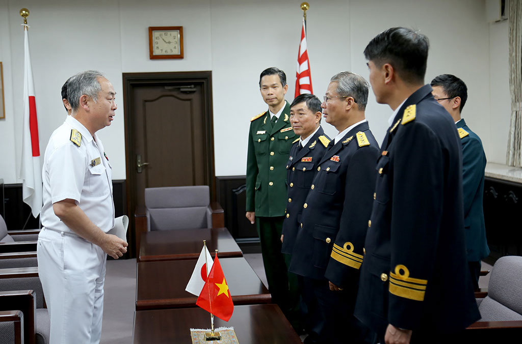 Đoàn công tác Hải quân Việt Nam chào xã giao chính quyền thành phố Yokosuka1