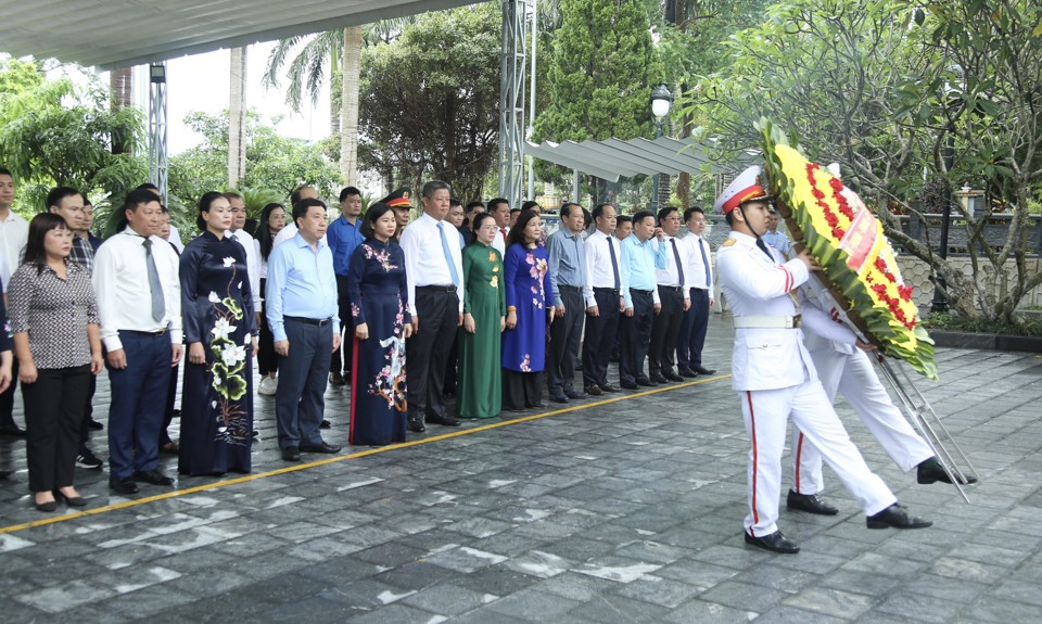 Ủy viên T.Ư Đảng, Phó Bí thư Thường trực Thành uỷ Nguyễn Thị Tuyến cùng các đại biểu trong Đoàn công tác đặt vòng hoa tưởng niệm tại Nghĩa trang liệt sĩ Quốc gia Vị Xuyên (tỉnh Hà Giang).