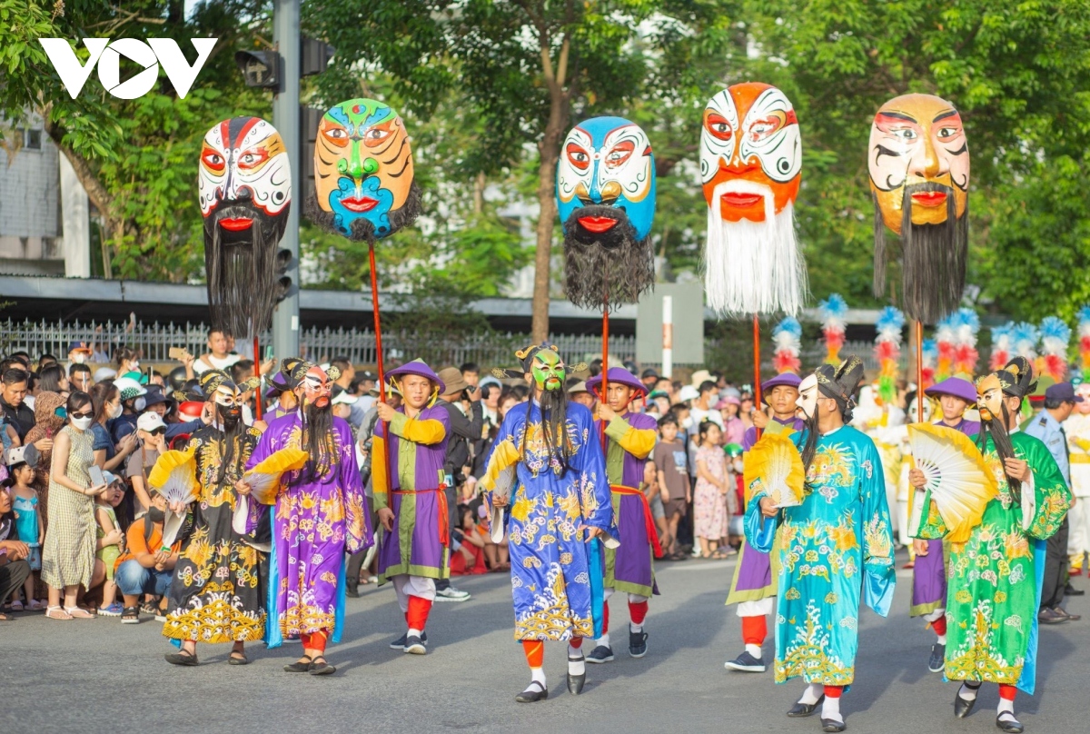 Don hon 100.000 luot khach trong tuan le festival nghe thuat quoc te hue 2024 hinh anh 1