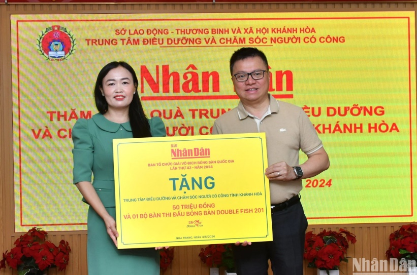 dong chi le quoc minh trao qua tai trung tam dieu duong va cham soc nguoi co cong tinh khanh hoa hinh 1