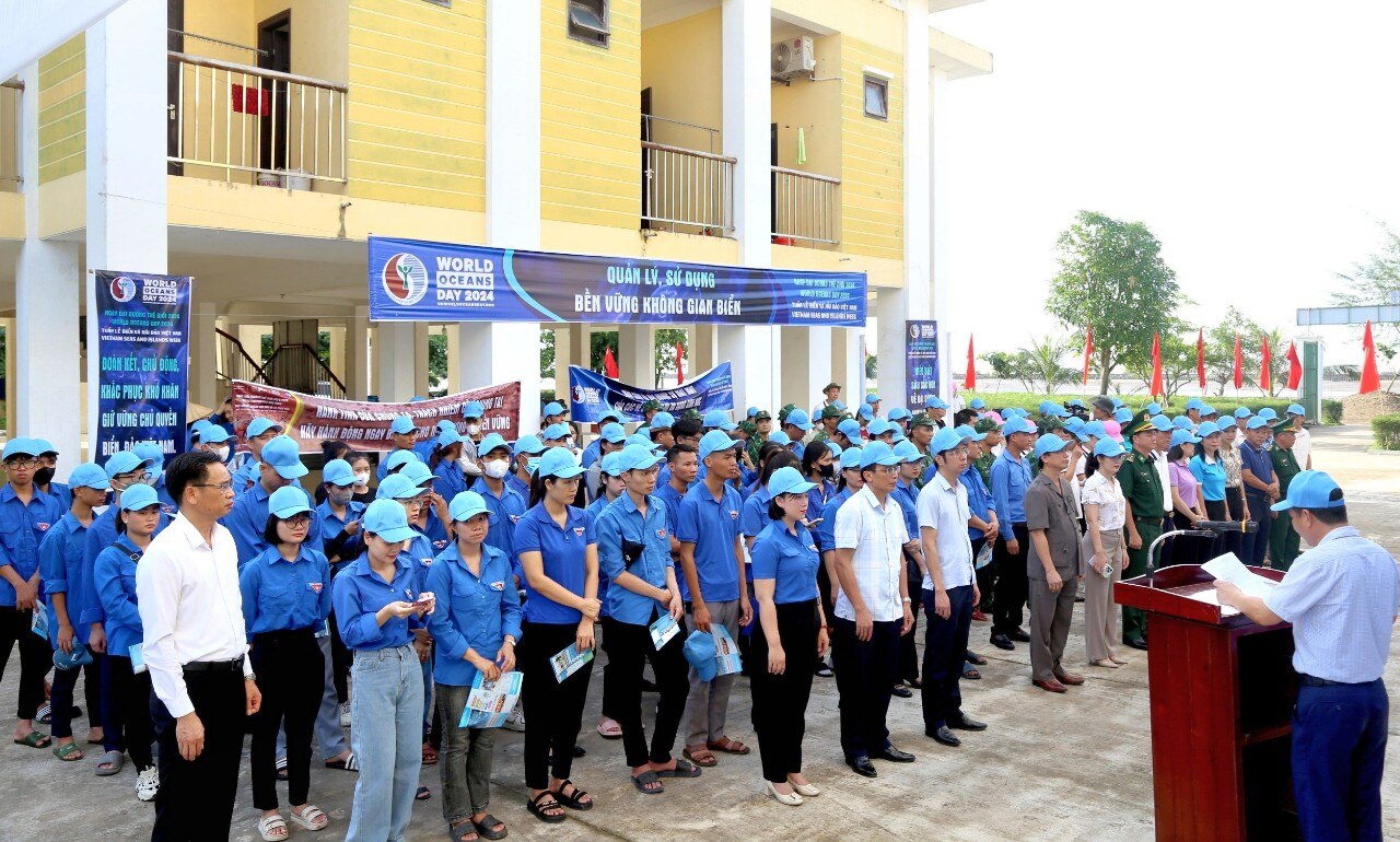 Đông đảo cán bộ, chiến sỹ, nhân dân tham gia nhặt rác, vệ sinh làm sạch vùng biển Kim Sơn ở Ninh Bình- Ảnh 1.