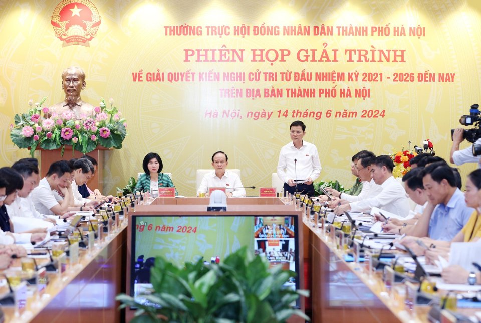 Chủ tọa điều hành phiên họp giải trình