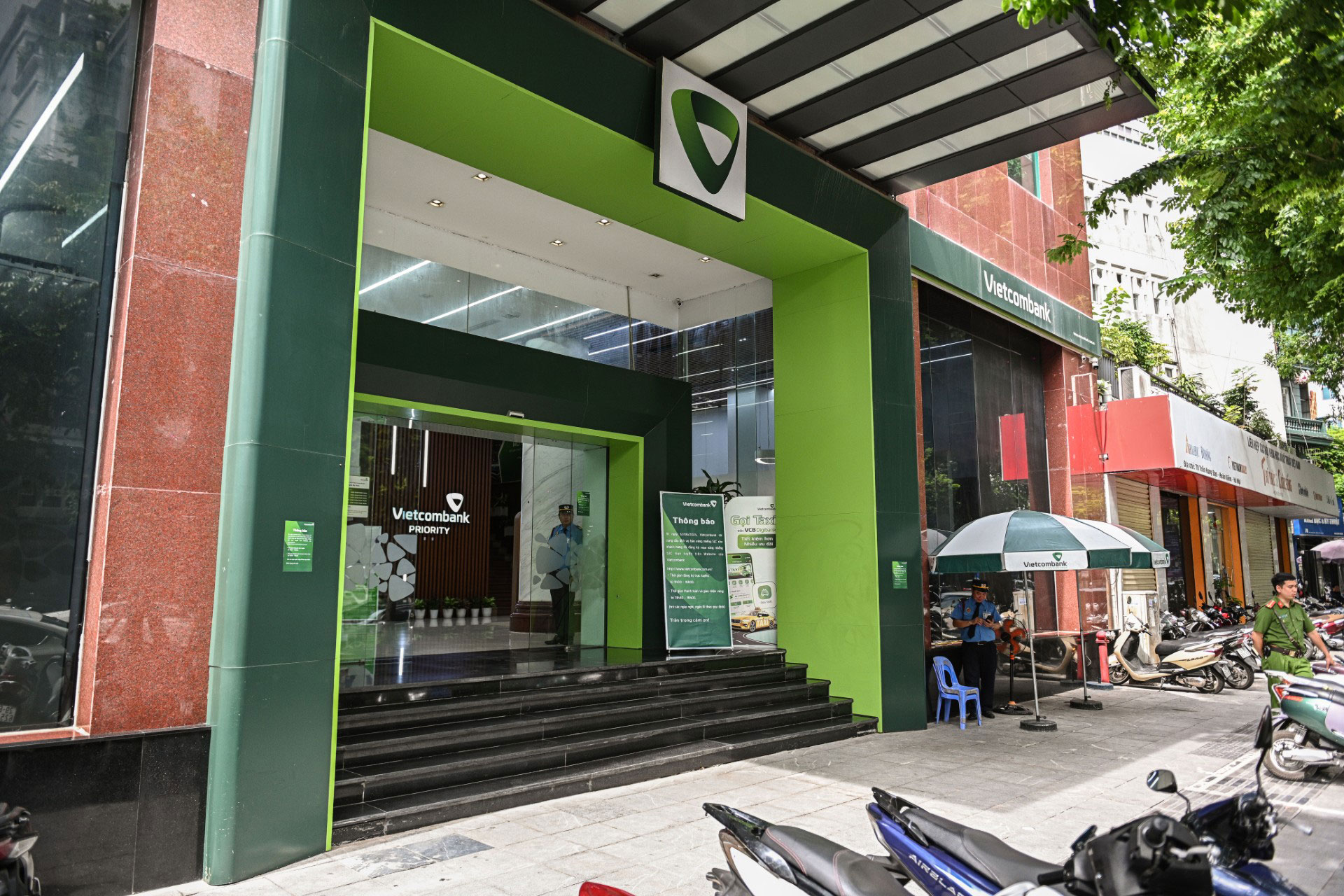 Chi nhánh Vietcombank Ba Đình, Hà Nội chiều 12-6 khá vắng vẻ sau khi triển khai phương án đăng ký mua vàng trực tuyến Ảnh: BÌNH AN