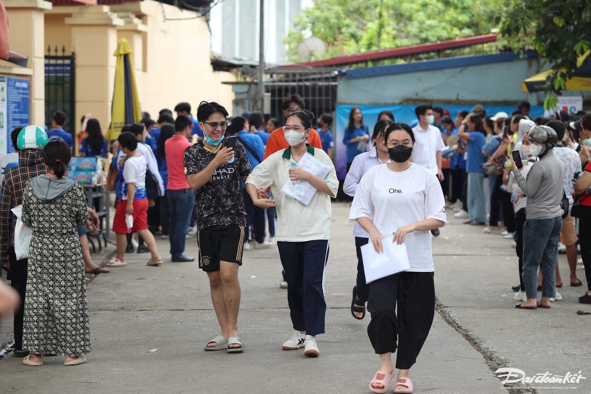 Thí sinh hoàn thành bài thi tổ hợp vào sáng 28/6. Ảnh: Lê Khánh.