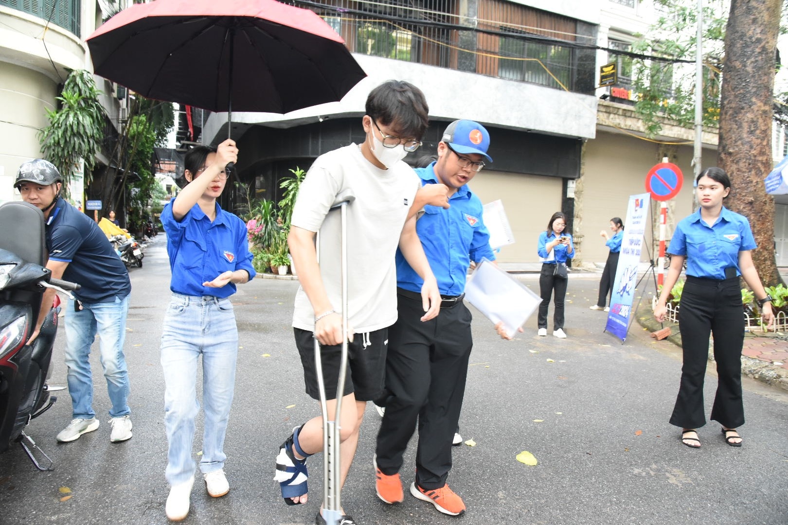 Hà Nội: Thí sinh gãy chân chống nạng đi thi, quyết tâm đỗ nguyện vọng cao nhất -0