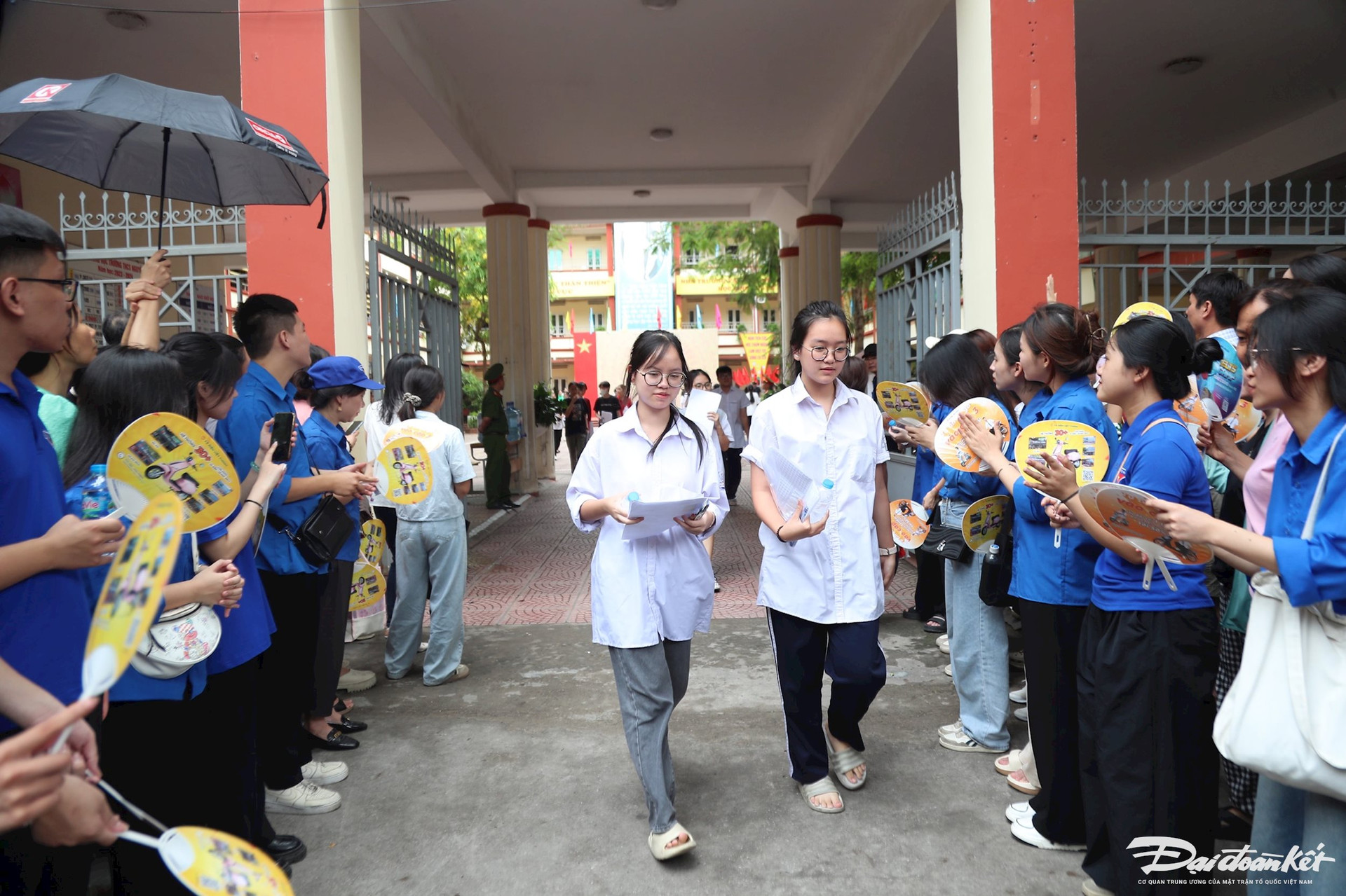 Thí sinh hoàn thành bài thi môn Ngữ văn tại điểm thi Trường THCS Nguyễn Trãi - Hà Đông. Ảnh: Lê Khánh.