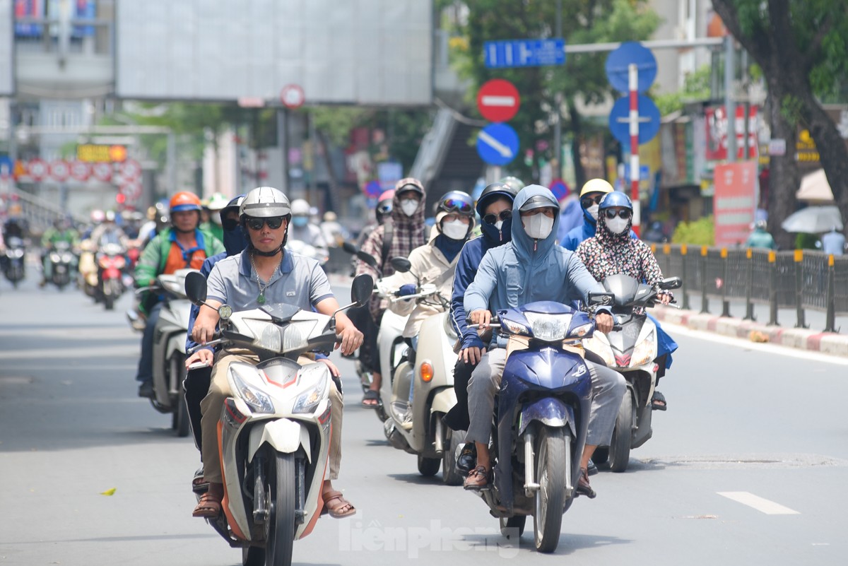 Hà Nội nắng 'rát mặt', mặt đường lên đến hơn 50 độ C ảnh 1