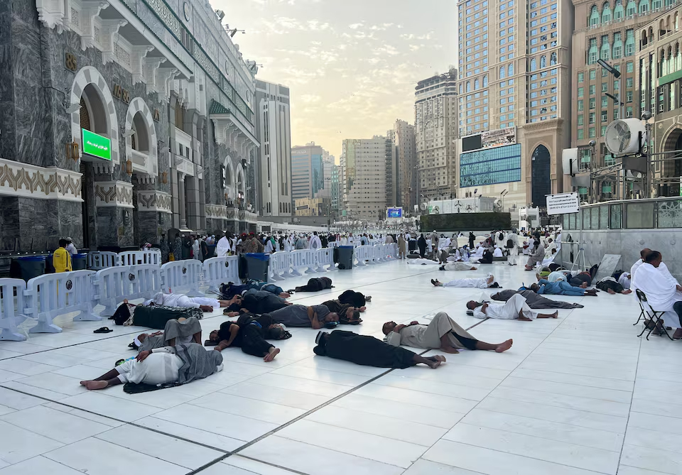 them hang tram nguoi thiet mang vi nang nong trong cuoc hanh huong o mecca hinh 1