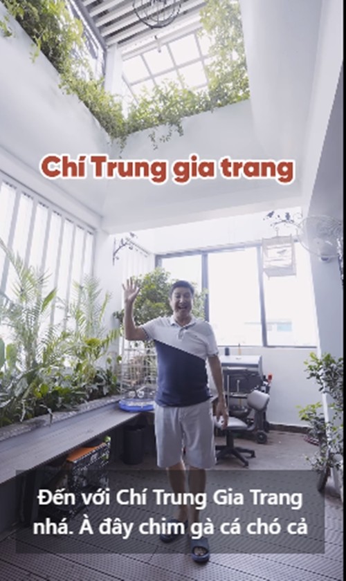 Gia trang ngap tran cay xanh va chim canh cua nghe si Chi Trung