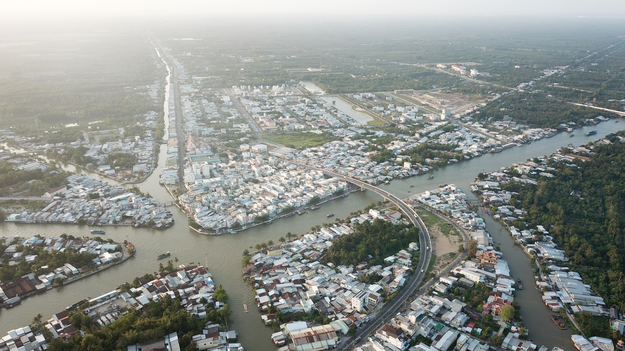 Quỹ đất còn rất lớn và có vị trí nằm sát vách TP Cần Thơ, có nhiều tuyến đường cao tốc đi qua, Ngã Bảy được các nhà đầu tư ví là 