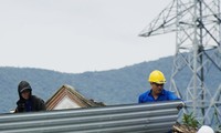 'Áo xanh' giúp người dân tháo dỡ nhà, tạo mặt bằng thi công đường dây 500kV mạch 3