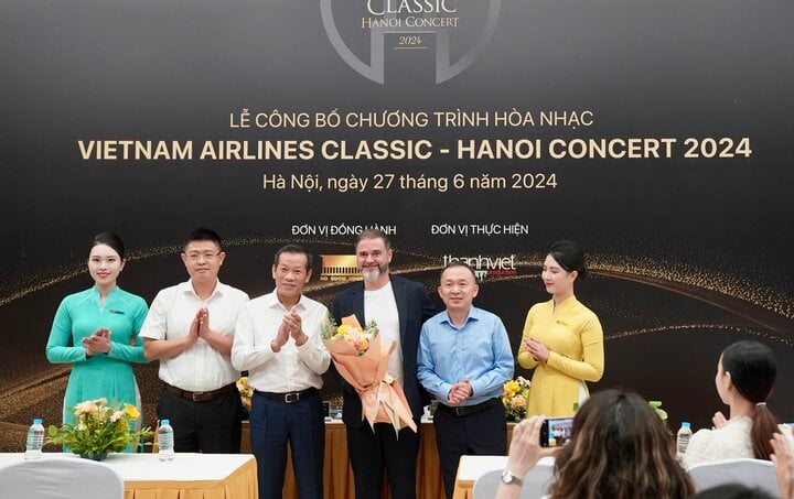 Đại diện Vietnam Airlines cùng các đơn vị đồng hành tặng hoa cho nhạc trưởng César Álvarez.