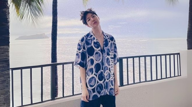 Học J-Hope (BTS) cách phối đồ với áo sơ mi họa tiết diện hè