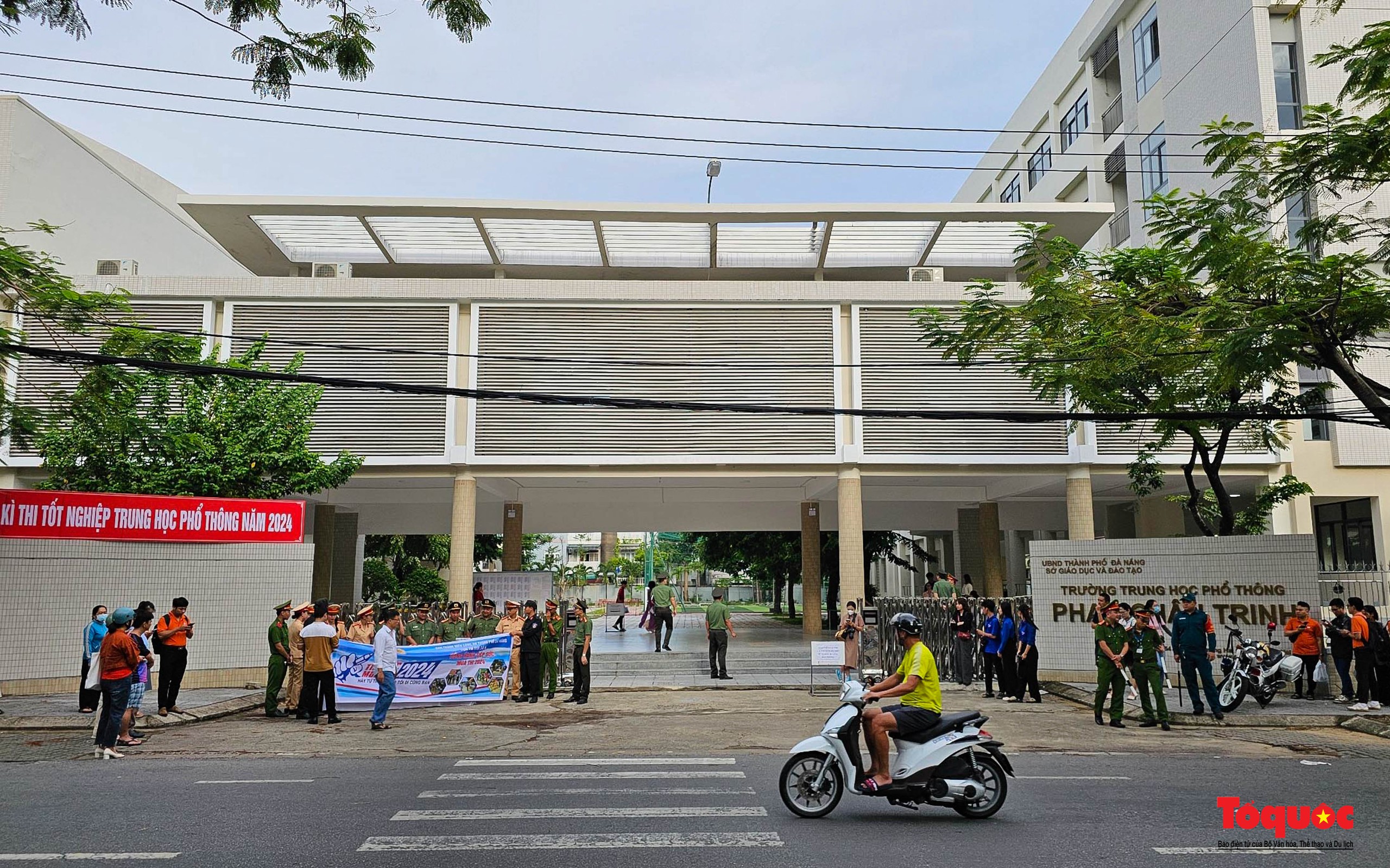 Mais de 13.000 candidatos em Da Nang se inscreveram para o exame de formatura do ensino médio de 2024 - Foto 1. Hơn 13.000 thí sinh ở Đà Nẵng bước vào kỳ thi tốt nghiệp THPT 2024 - Ảnh 1.
