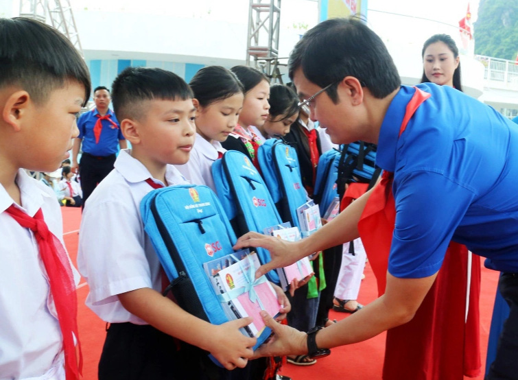 Anh Bùi Quang Huy - bí thư thứ nhất Ban Chấp hành Trung ương Đoàn - trao phần quà và học bổng cho các em thiếu nhi có hoàn cảnh khó khăn, nỗ lực vươn lên trong học tập tại Quảng Ninh - Ảnh: T. CHUNG