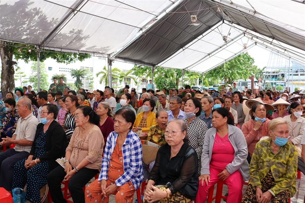 đông đảo bà con đã tập trung để chờ đến lượt thăm khám, cấp phát thuốc miễn phí.