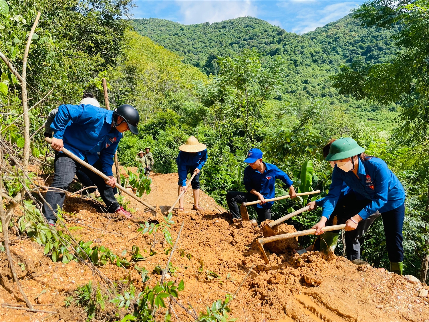 Sức trẻ tham gia khắc phục hậu quả thiên tai sạt lở 