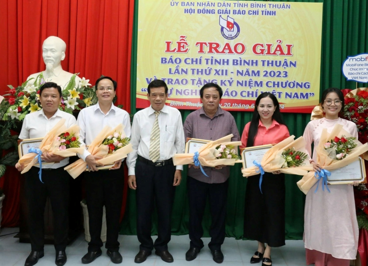 khen thuong 16 tac pham xuat sac tai le trao giai bao chi tinh binh thuan lan thu 12 hinh 1