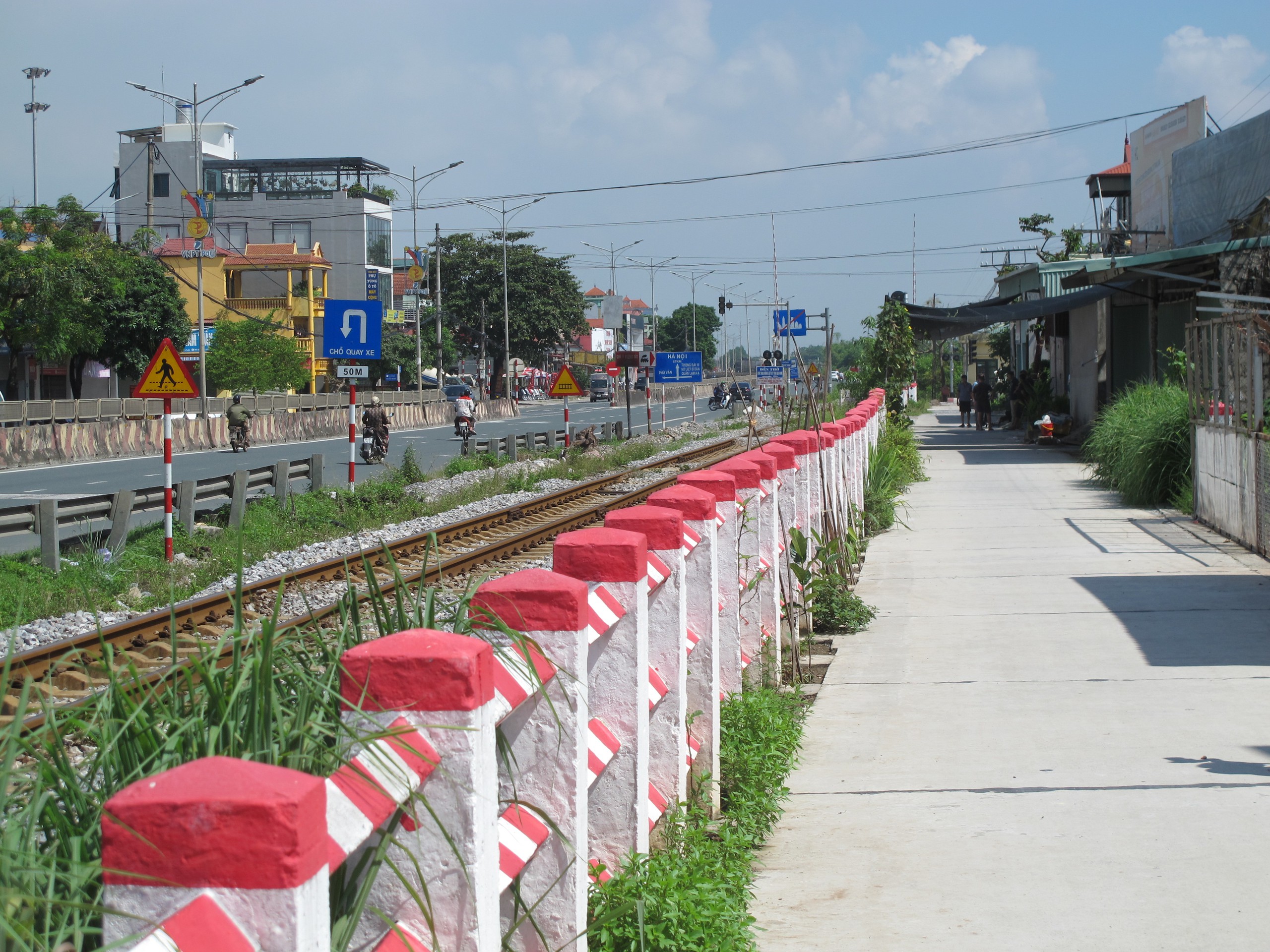 Kiến nghị bố trí ngân sách Trung ương để địa phương làm đường gom- Ảnh 1.