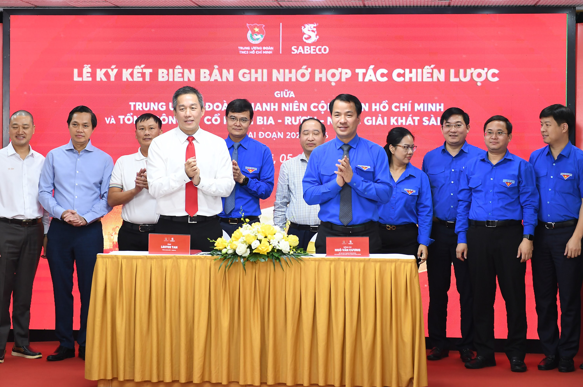 Ký kết biên bản ghi nhớ hợp tác giai đoạn 2024 - 2026 để triển khai các hoạt động hướng tới cộng đồng - Ảnh: DƯƠNG TRIỀU