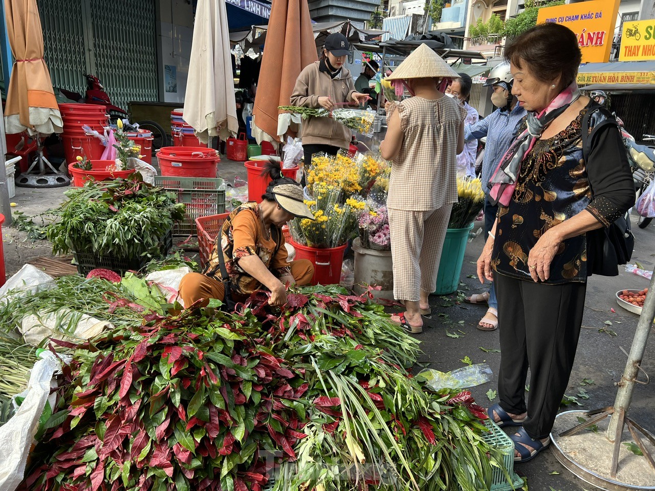 TPHCM: Lá xông, bánh ú nước tro chờ khách dịp Tết Đoan Ngọ ảnh 1