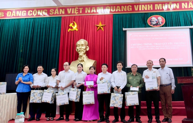 “Trao gửi yêu thương”: Lan tỏa tình yêu thương và sự ấm áp tới các hoàn cảnh khó khăn - Ảnh 1.