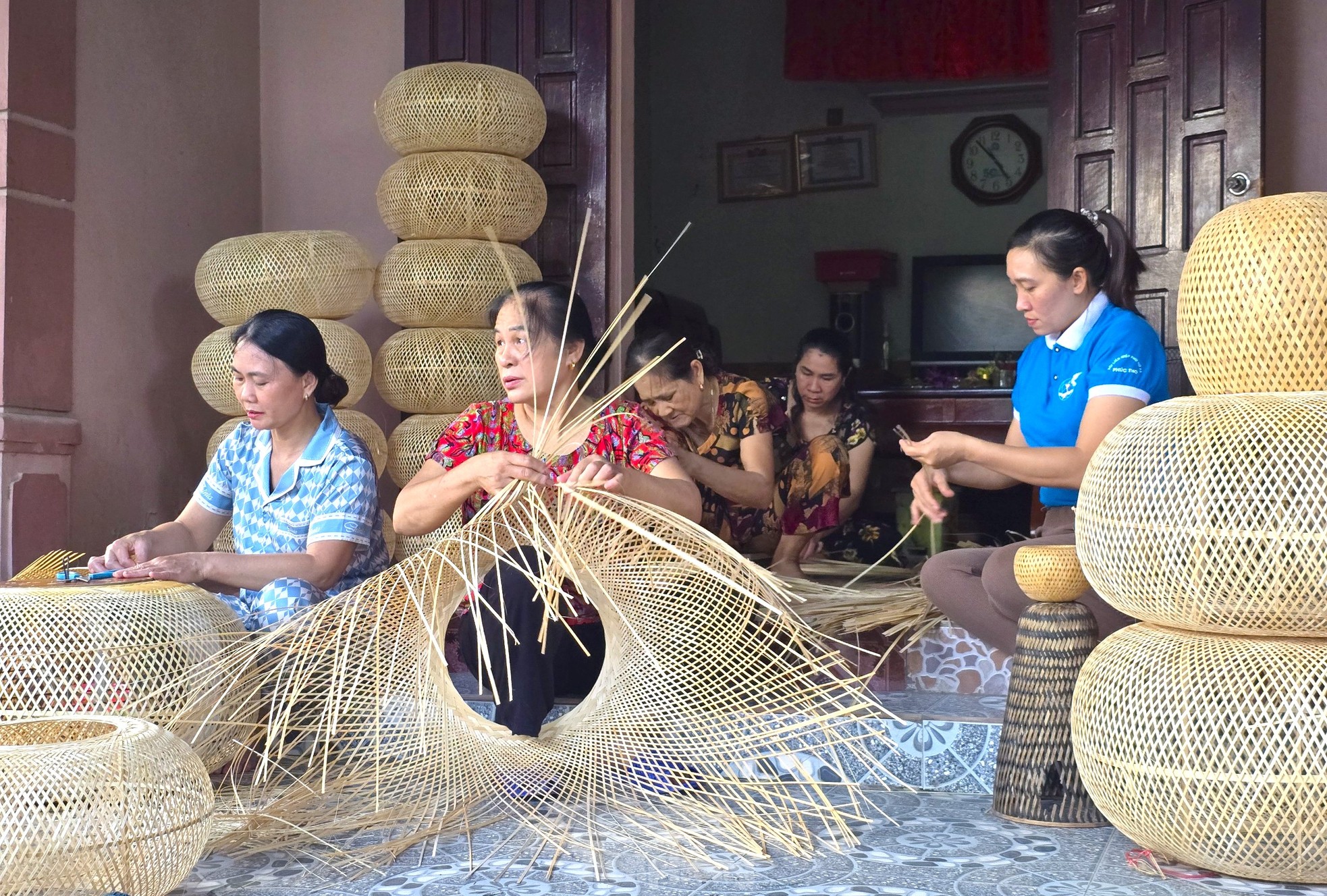 Lập tổ 'mây tre đan' để giữ nghề truyền thống, chị em kiếm thêm thu nhập nuôi gia đình ảnh 1