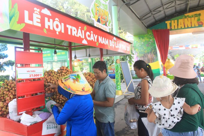 Đủ loại trái cây của ba miền Bắc - Trung - Nam được quy tụ tại Lễ hội trái cây Nam Bộ lần thứ 20. Ảnh: H.P.