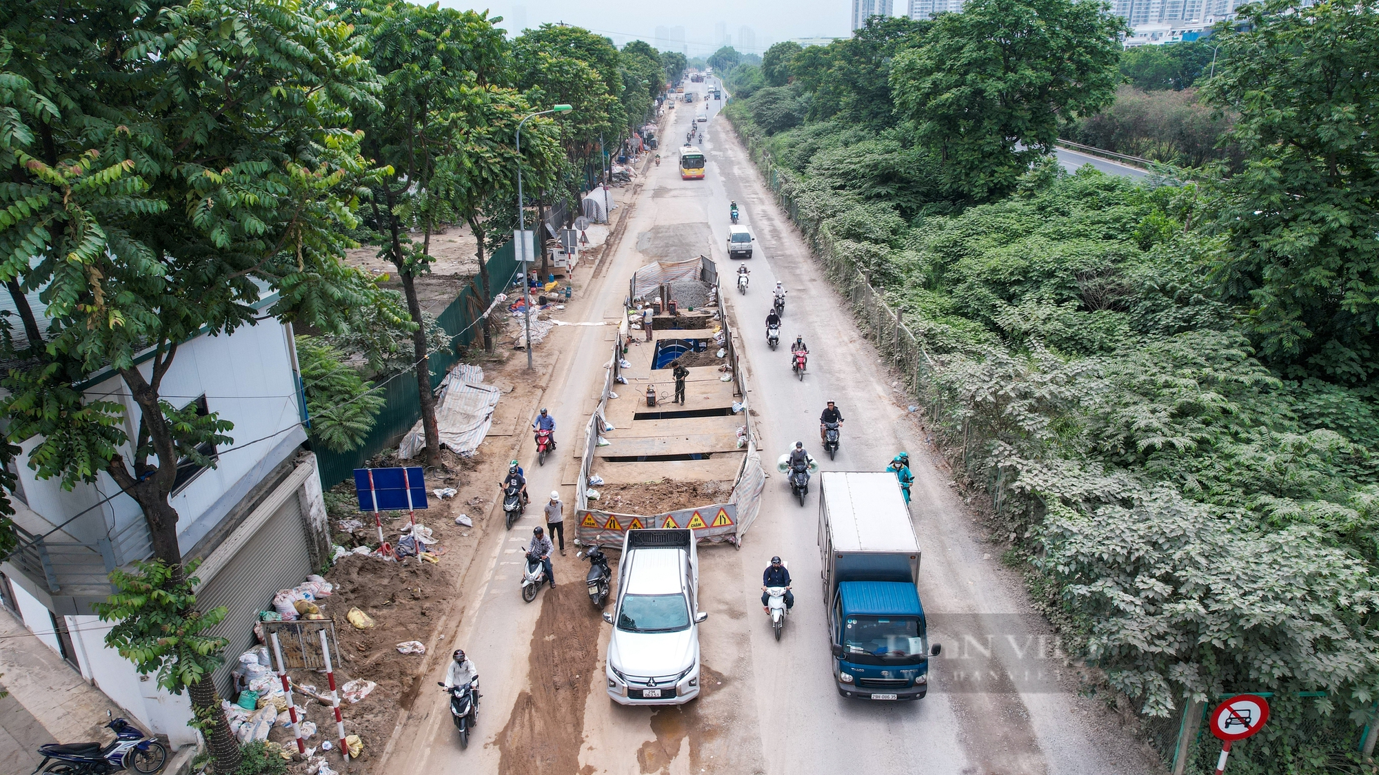 Lô cốt, bụi bẩn gây ám ảnh người tham gia giao thông tại đường gom đại lộ Thăng Long- Ảnh 1.