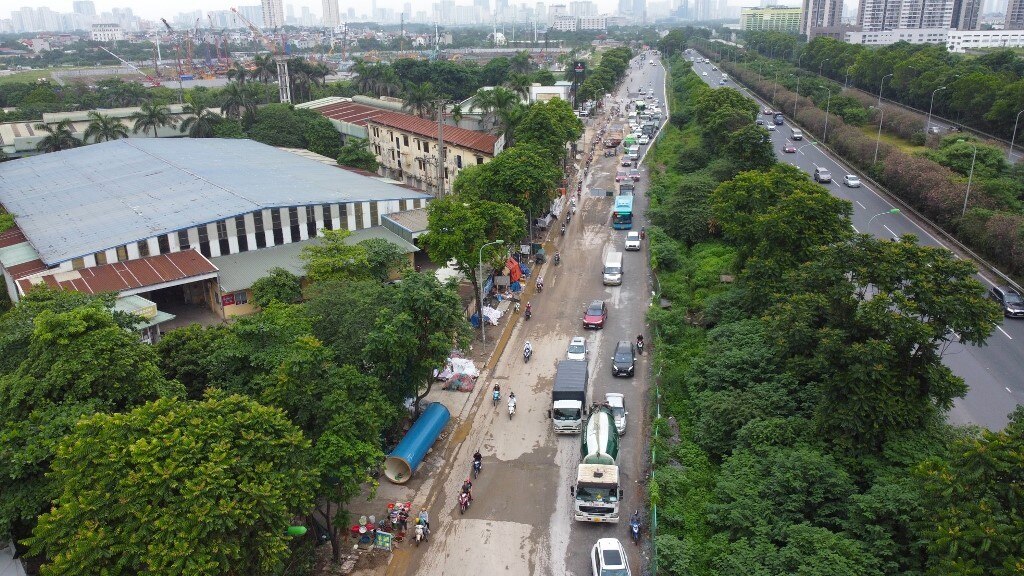 'Lô cốt' thi công gây mất an toàn, ùn tắc trên đại lộ Thăng Long ảnh 1