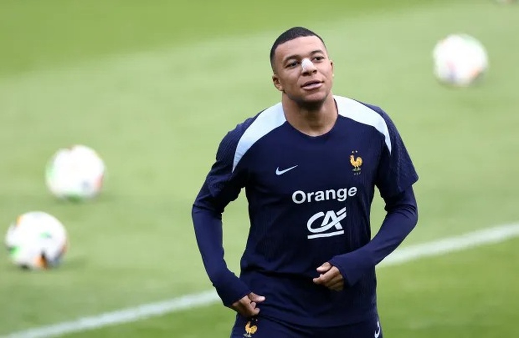 Mbappe trở lại tập luyện cùng tuyển Pháp sau khi bị gãy mũi - 2