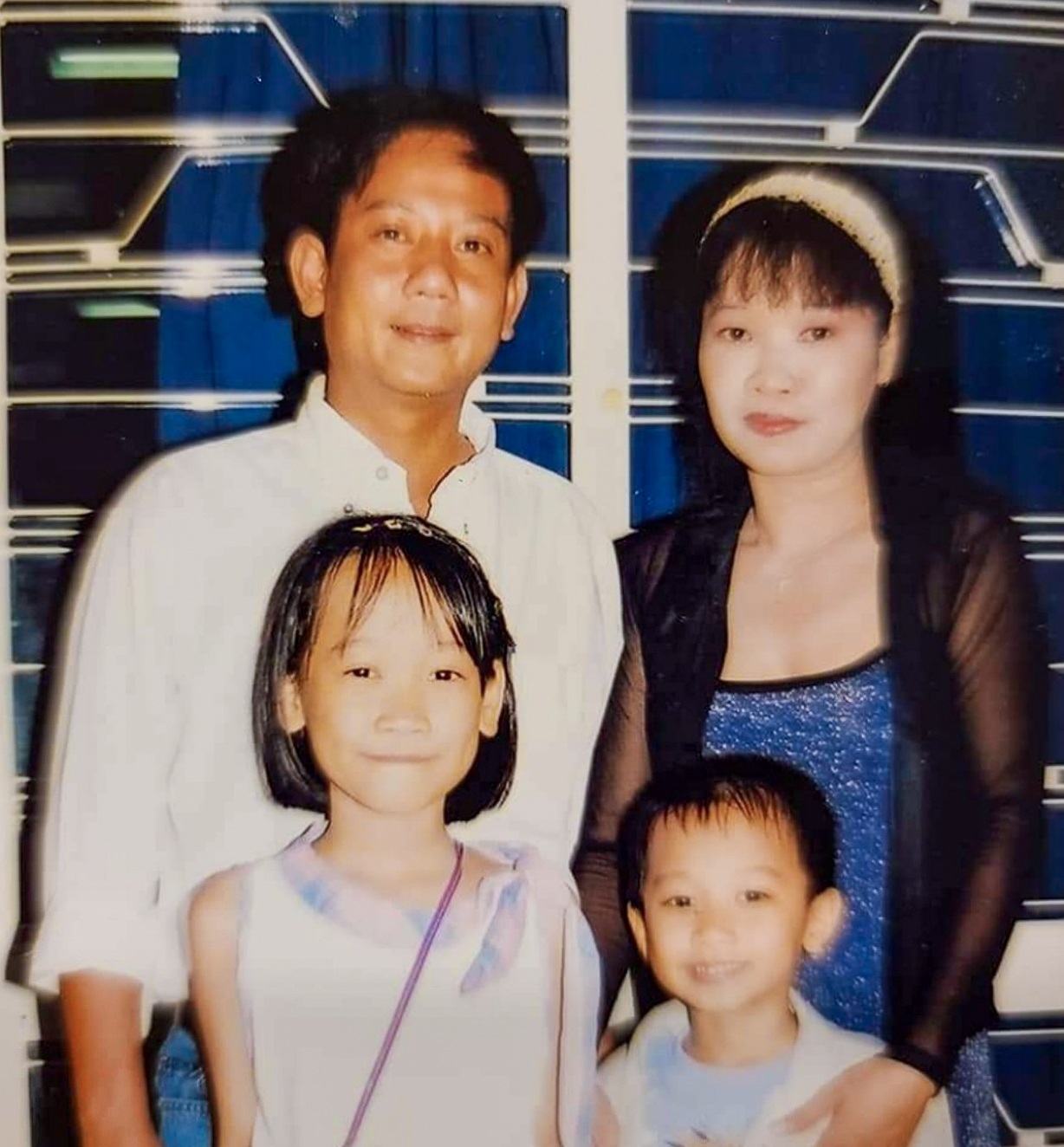 O mamă singură cu 2 milioane de dongi în buzunar și-a dus cei doi copii în America pentru a-și câștiga existența - 1 Mẹ đơn thân trong túi còn 2 triệu đồng dắt 2 con sang Mỹ mưu sinh - 1