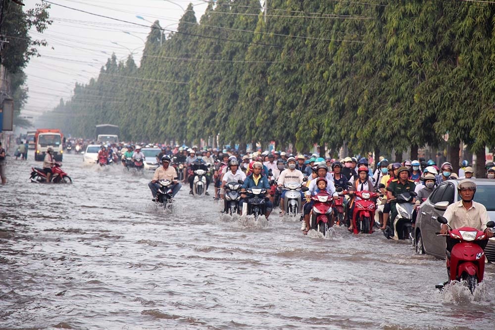 Vào lúc triều cường, nước ngập dâng cao tại hầu hết các tuyến đường trong nội ô TP. Cần Thơ