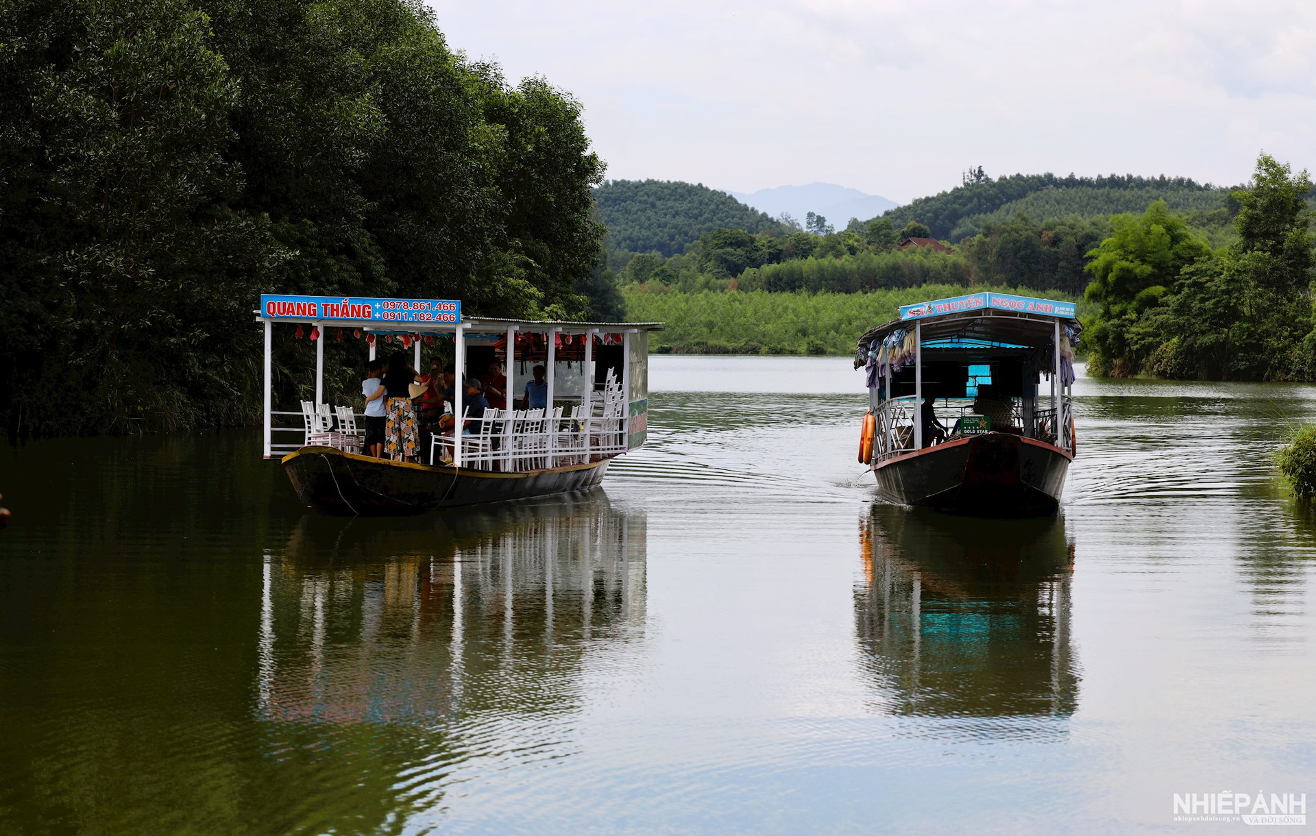 W_ngoi-tren-cac-thuyen-du-khach-co-the-vao-sau-trong-cac-dao-de-thuong-ngoan-buc-tranh-que-huong-xu-nghe..jpg